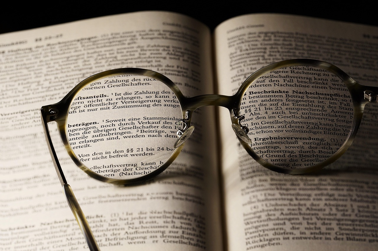 Lunettes de lecture posées sur les pages ouvertes d'un livre