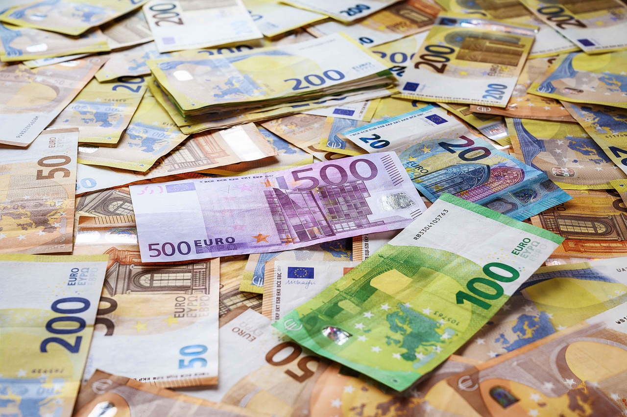 Billets en euros de différentes valeurs éparpillés