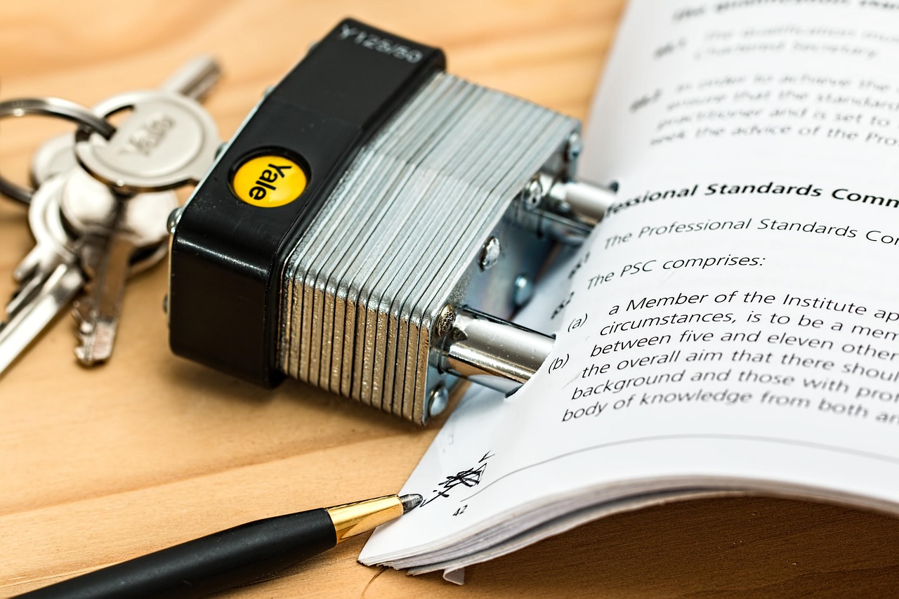 Trousseau de clés posé sur un document ouvert avec un stylo