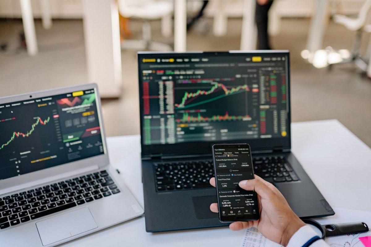 eToro ou Trading 212 : quel courtier choisir ?