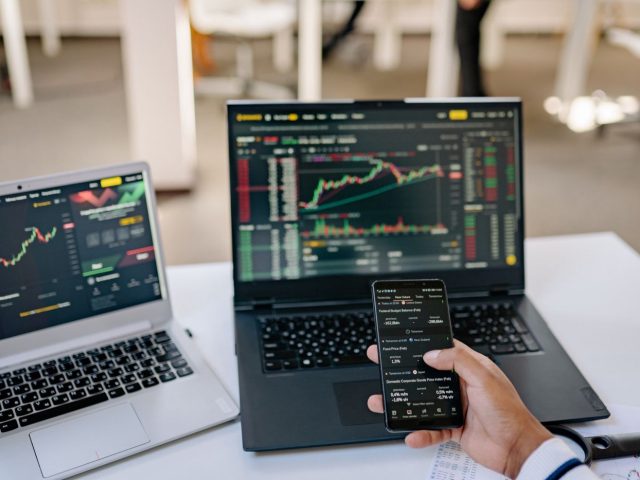 eToro ou Trading 212 : quel courtier choisir ?