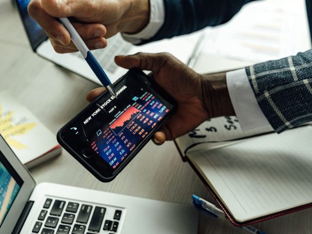 Outils tech indispensables pour investisseurs modernes