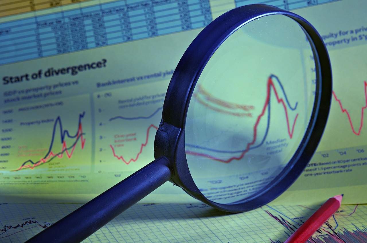 Loupe posée sur un document affichant un graphique financier