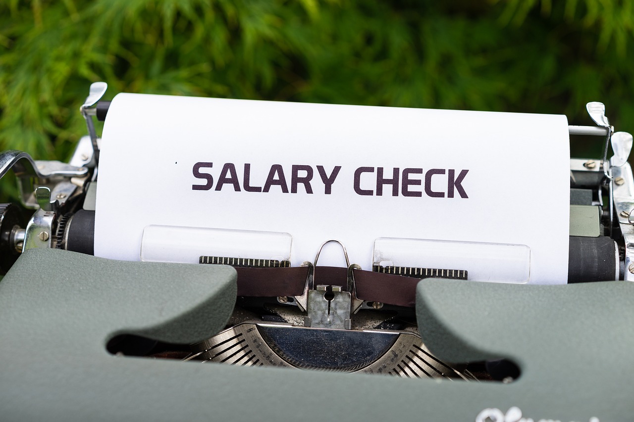 Feuille dans une machine à écrire avec l'inscription Salary Check