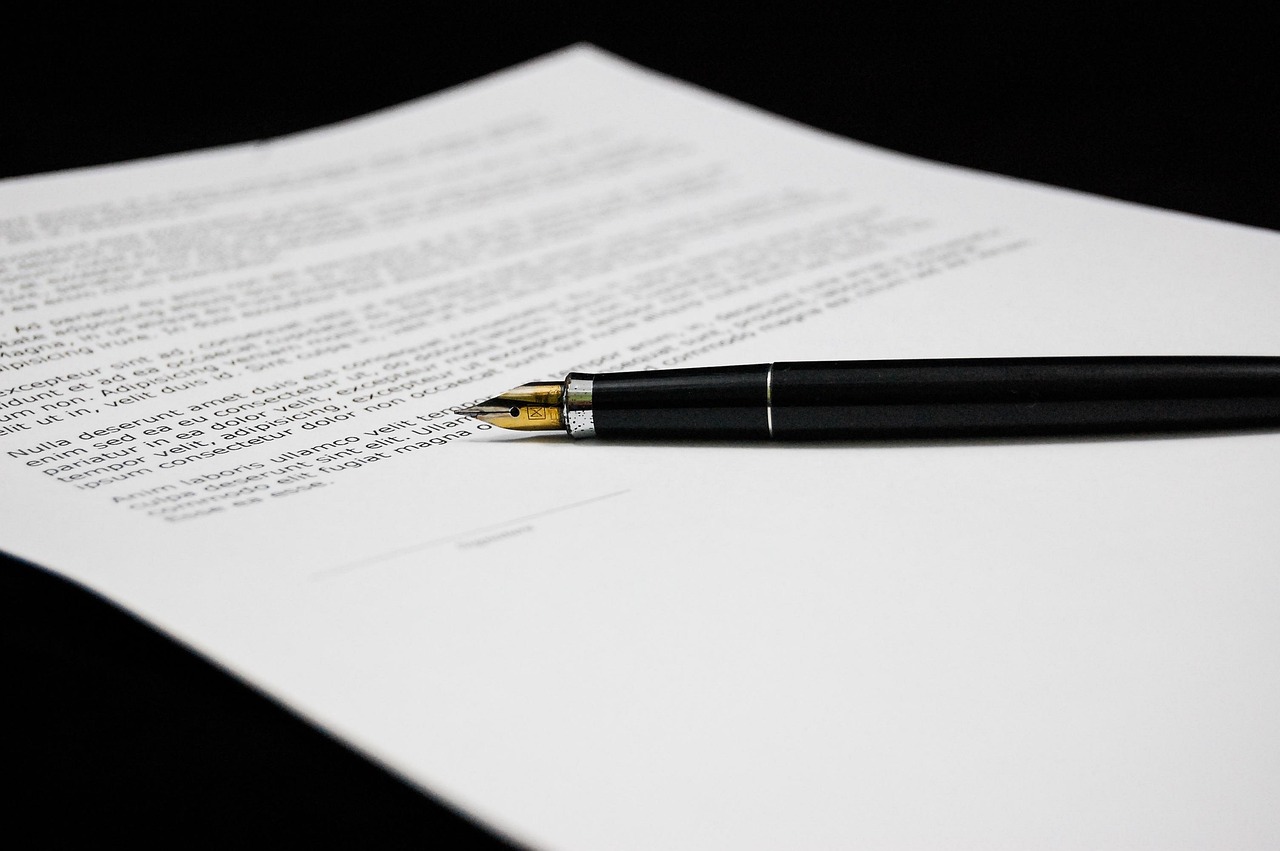 Document signé posé avec un stylo plume