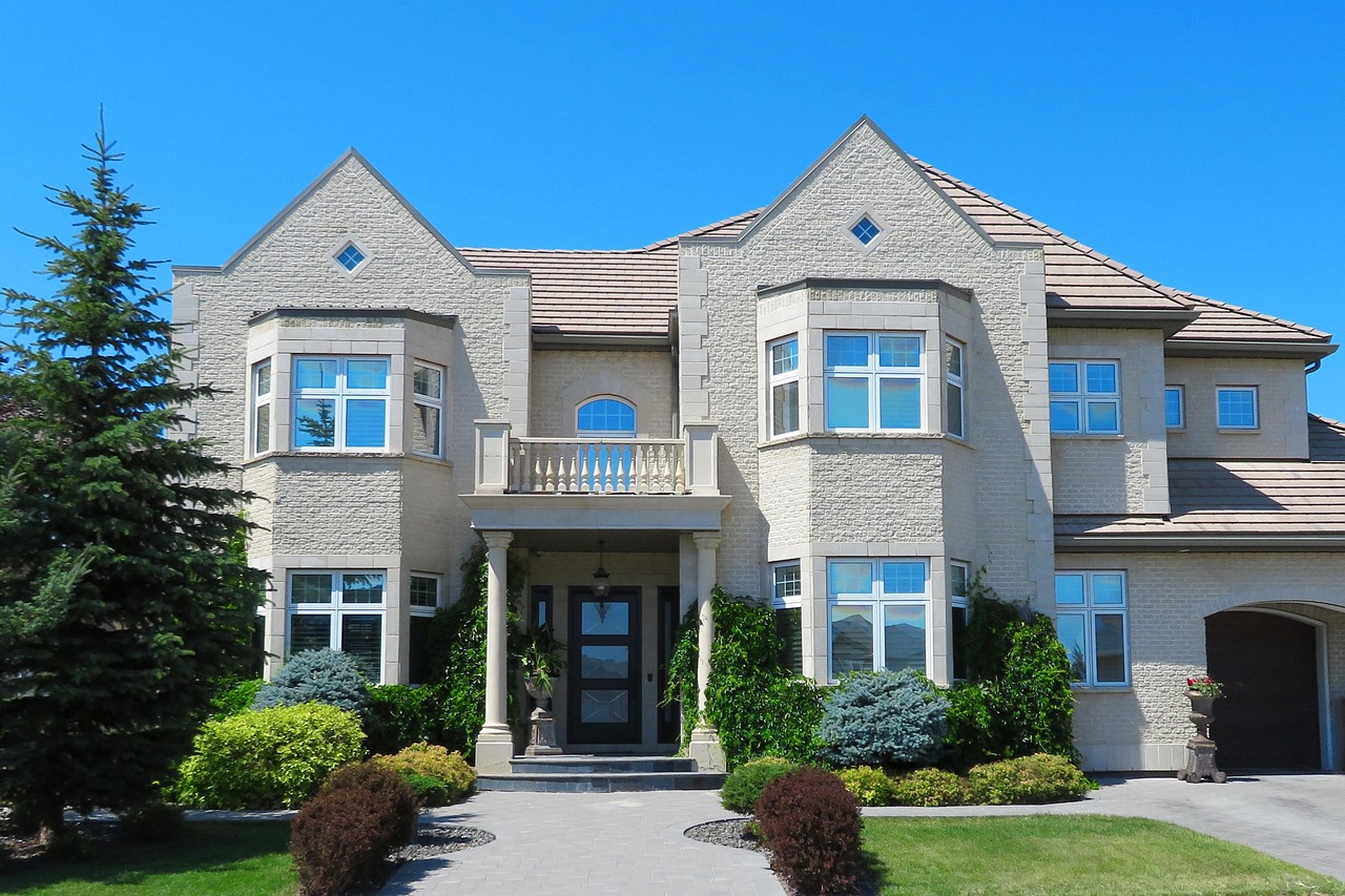 Façade d'une maison résidentielle avec jardin